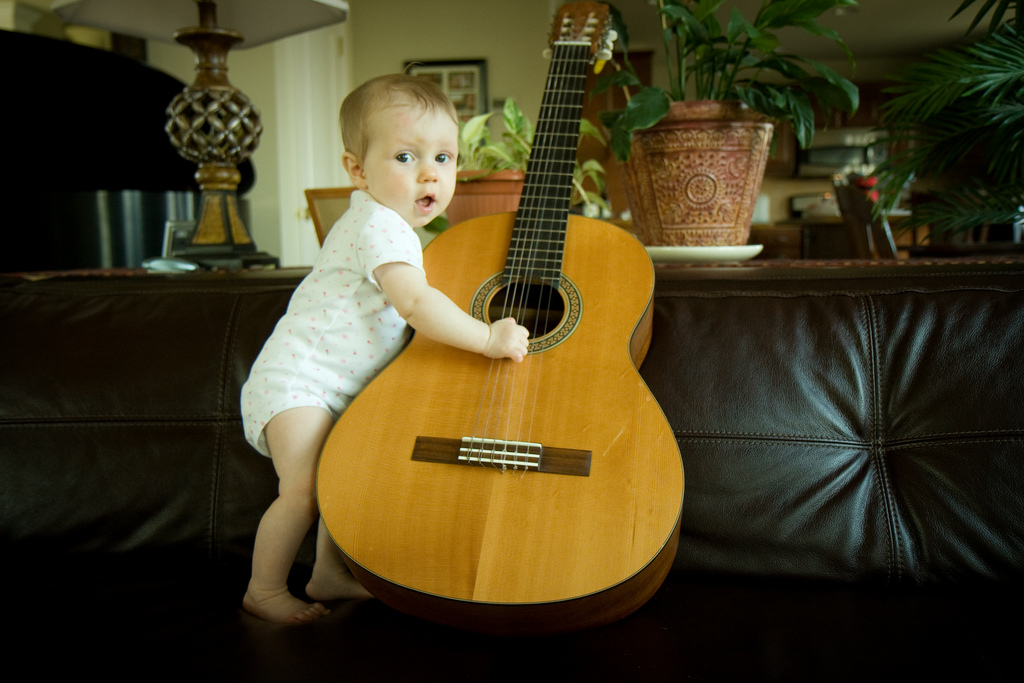 Песня папины руки мамино. Гитара для детей. Огромная гитара. Занятия на гитаре для детей. Электрогитара для детей.